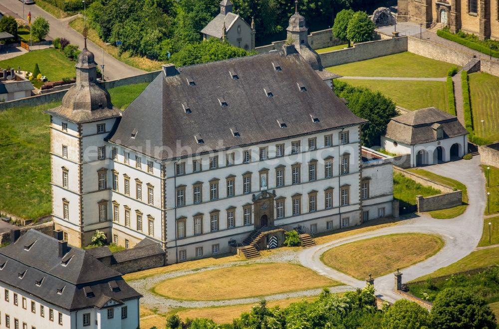 Warstein from above - Complex of buildings of the monastery Deutschordenskommende Muelheim Sichtigvor mit Kloster Sichtigvor und Pfarrkirche St.Margaretha in Warstein in the state North Rhine-Westphalia