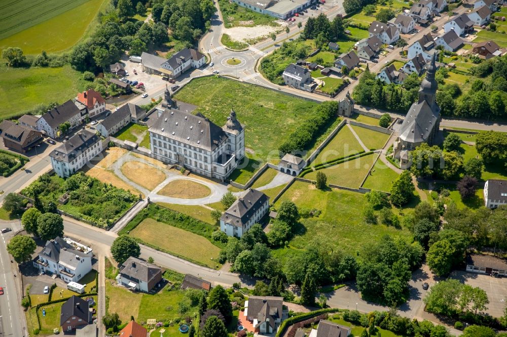 Warstein from the bird's eye view: Complex of buildings of the monastery Deutschordenskommende Muelheim Sichtigvor mit Kloster Sichtigvor und Pfarrkirche St.Margaretha in Warstein in the state North Rhine-Westphalia