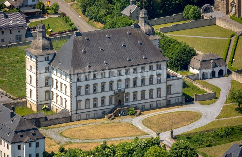 Aerial image Warstein - Complex of buildings of the monastery Deutschordenskommende Muelheim Sichtigvor mit Kloster Sichtigvor und Pfarrkirche St.Margaretha in Warstein in the state North Rhine-Westphalia