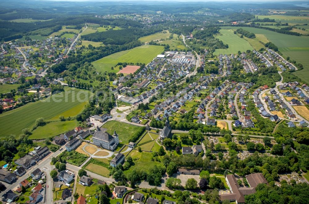 Aerial photograph Warstein - Complex of buildings of the monastery Deutschordenskommende Muelheim Sichtigvor mit Kloster Sichtigvor und Pfarrkirche St.Margaretha in Warstein in the state North Rhine-Westphalia