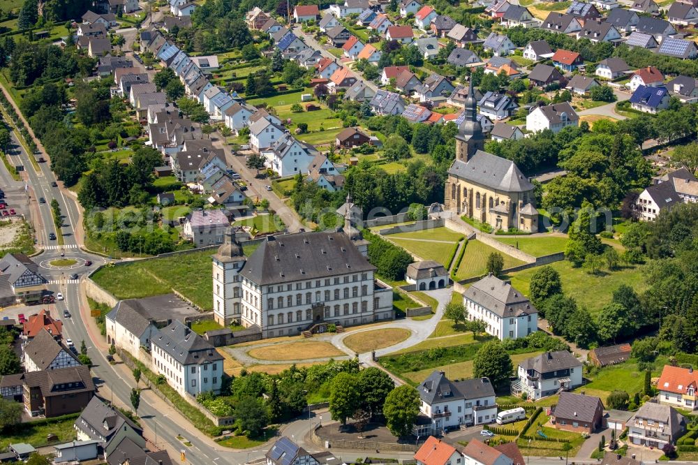 Warstein from above - Complex of buildings of the monastery Deutschordenskommende Muelheim Sichtigvor mit Kloster Sichtigvor und Pfarrkirche St.Margaretha in Warstein in the state North Rhine-Westphalia