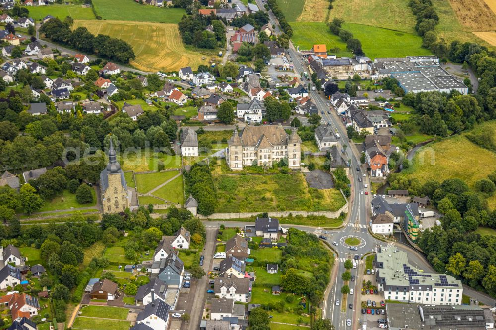 Warstein from the bird's eye view: Complex of buildings of the monastery Deutschordenskommende Muelheim Sichtigvor mit Kloster Sichtigvor und Pfarrkirche St.Margaretha in Warstein in the state North Rhine-Westphalia