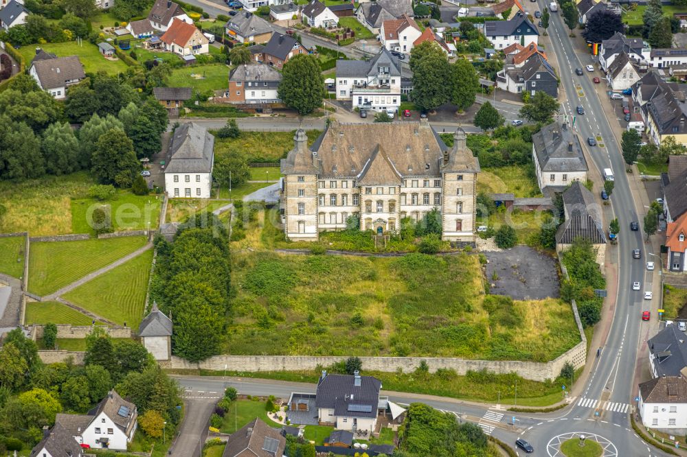 Aerial image Warstein - Complex of buildings of the monastery Deutschordenskommende Muelheim Sichtigvor mit Kloster Sichtigvor und Pfarrkirche St.Margaretha in Warstein in the state North Rhine-Westphalia