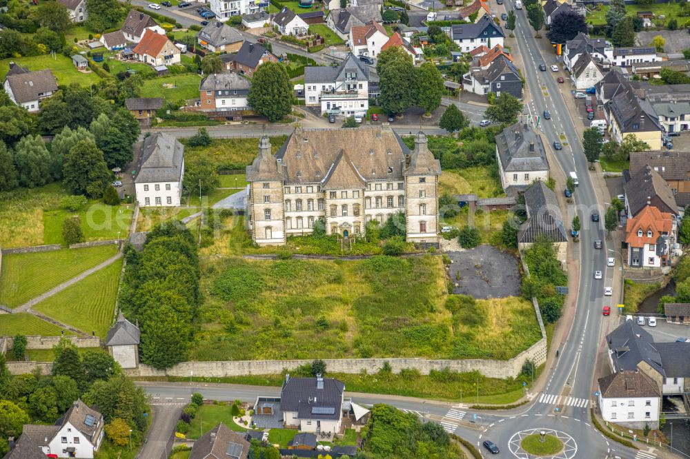 Aerial image Warstein - Complex of buildings of the monastery Deutschordenskommende Muelheim Sichtigvor mit Kloster Sichtigvor und Pfarrkirche St.Margaretha in Warstein in the state North Rhine-Westphalia