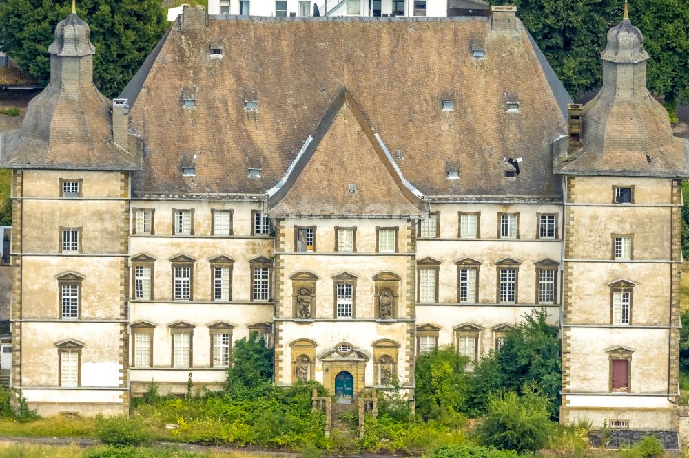 Warstein from above - Complex of buildings of the monastery Deutschordenskommende Muelheim Sichtigvor mit Kloster Sichtigvor und Pfarrkirche St.Margaretha in Warstein in the state North Rhine-Westphalia