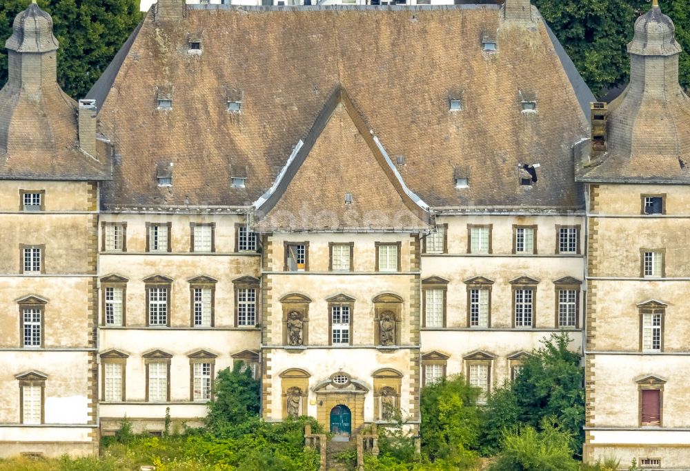 Warstein from the bird's eye view: Complex of buildings of the monastery Deutschordenskommende Muelheim Sichtigvor mit Kloster Sichtigvor und Pfarrkirche St.Margaretha in Warstein in the state North Rhine-Westphalia