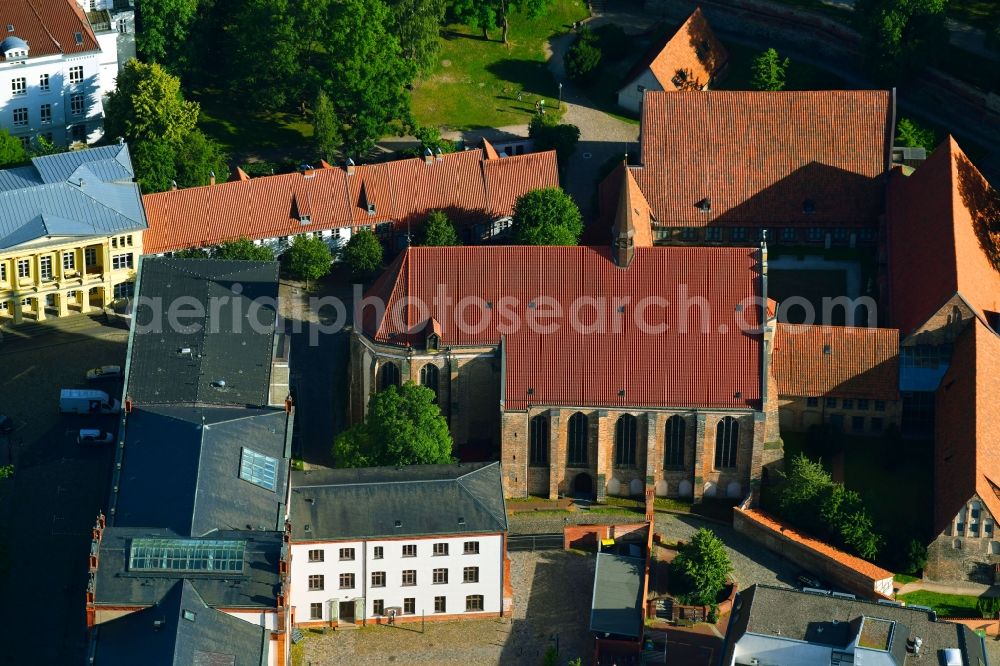 Rostock from the bird's eye view: Building complex Kulturhistorische Museum Rostock of the former monastery Klosters zum Heiligen Kreuz on Kleiner Katthagen in the district Stadtmitte in Rostock in the state Mecklenburg - Western Pomerania, Germany