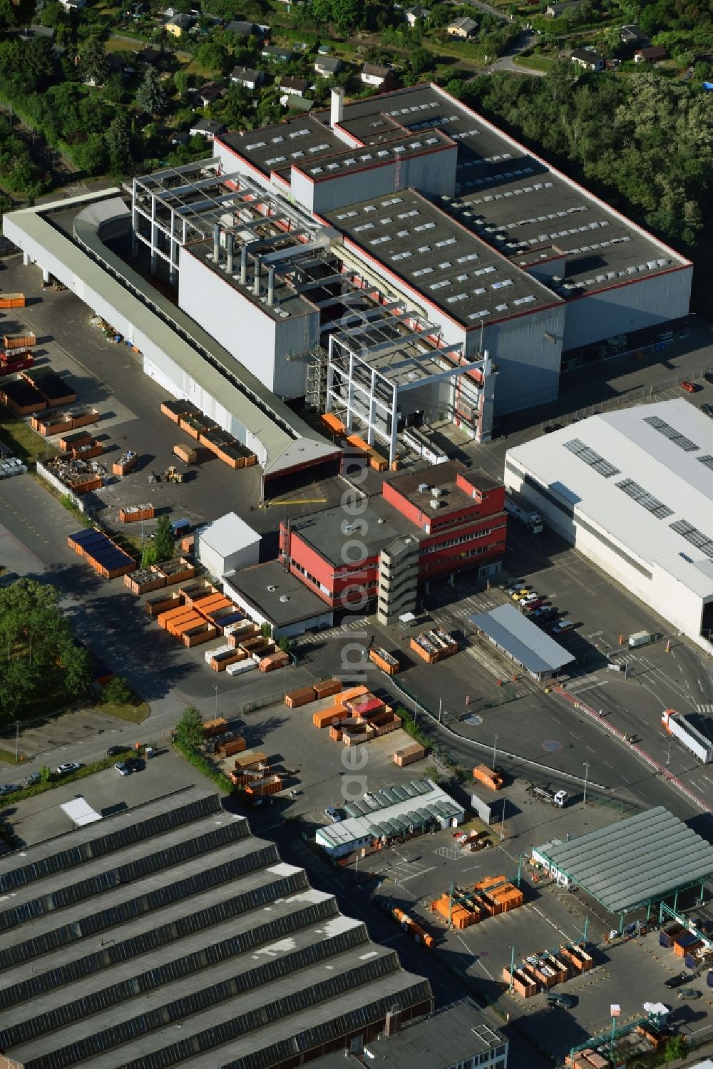 Aerial image Berlin - Building complex and distribution center on the site of BSR Abfallbehandlungswerk Sued on Graoftrasse in the district Bezirk Neukoelln in Berlin, Germany