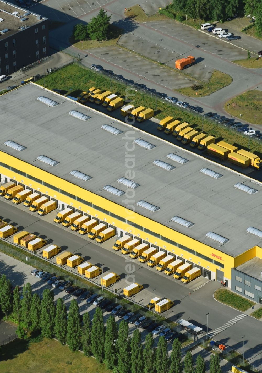 Aerial photograph Berlin - Building complex and distribution center on the site Deutsche Post - DHL Mech.ZB BRITZ on Gradestrasse in the district Bezirk Neukoelln in Berlin, Germany