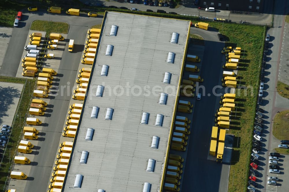 Aerial photograph Berlin - Building complex and distribution center on the site Deutsche Post - DHL Mech.ZB BRITZ on Gradestrasse in the district Bezirk Neukoelln in Berlin, Germany