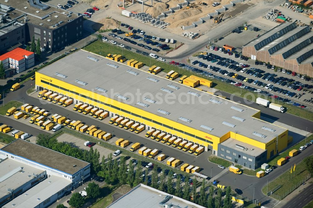 Berlin from the bird's eye view: Building complex and distribution center on the site Deutsche Post - DHL Mech.ZB BRITZ on Gradestrasse in the district Bezirk Neukoelln in Berlin, Germany