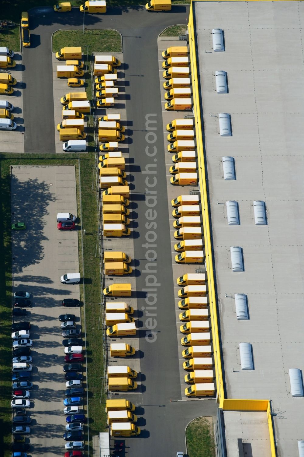 Aerial image Berlin - Building complex and distribution center on the site Deutsche Post - DHL Mech.ZB BRITZ on Gradestrasse in the district Bezirk Neukoelln in Berlin, Germany