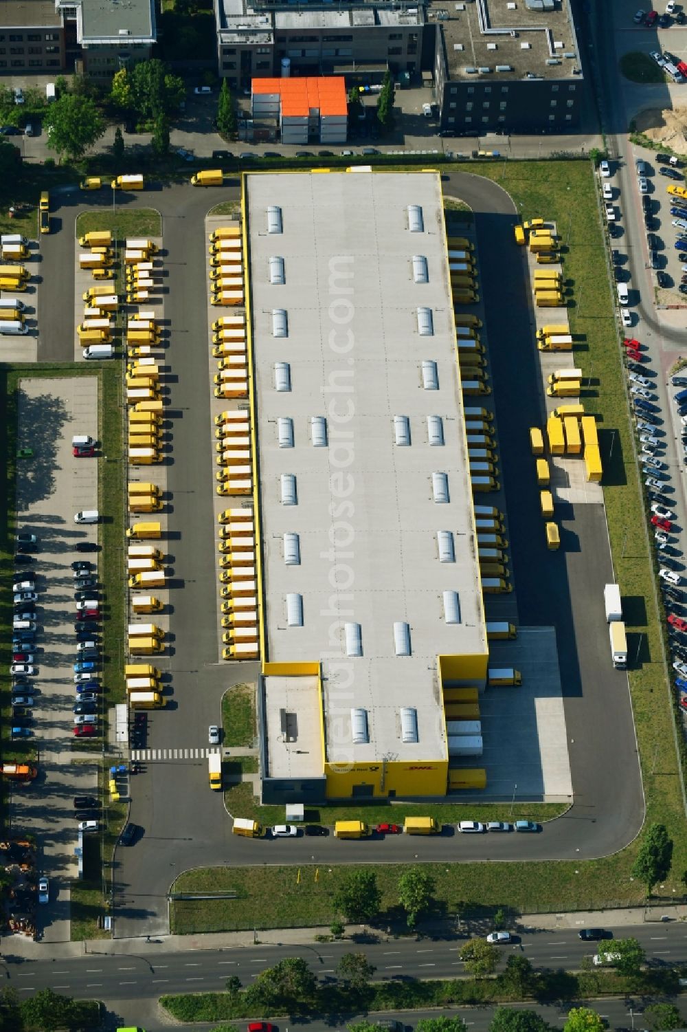 Aerial photograph Berlin - Building complex and distribution center on the site Deutsche Post - DHL Mech.ZB BRITZ on Gradestrasse in the district Bezirk Neukoelln in Berlin, Germany