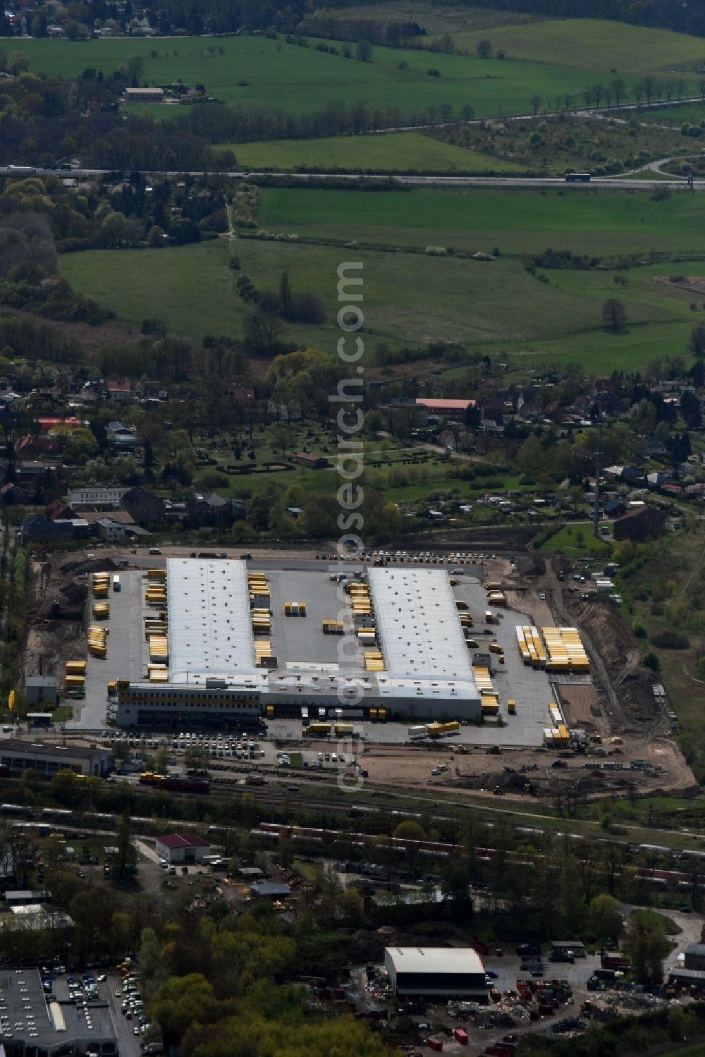 Rüdersdorf from above - Building complex and distribution center on the site DHL Frachtpostzentrum on Ernst-Thaelmann-Strasse in Ruedersdorf in the state Brandenburg