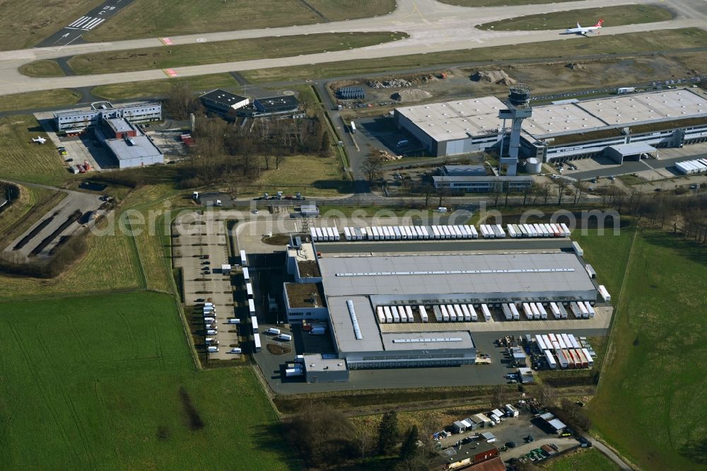 Langenhagen from the bird's eye view: Building complex and distribution center on the site TNT Express on Heinz-Peter-Piper-Strasse in the district Schulenburg Nord in Langenhagen in the state Lower Saxony, Germany