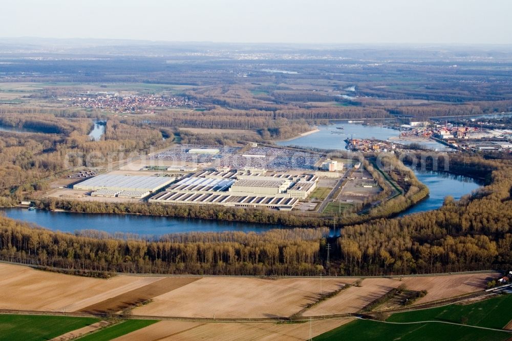 Aerial photograph Germersheim - Building complex and distribution center on the site of Daimler AG Global Logistic Center on a harbour island in the district Sondernheim in Germersheim in the state Rhineland-Palatinate