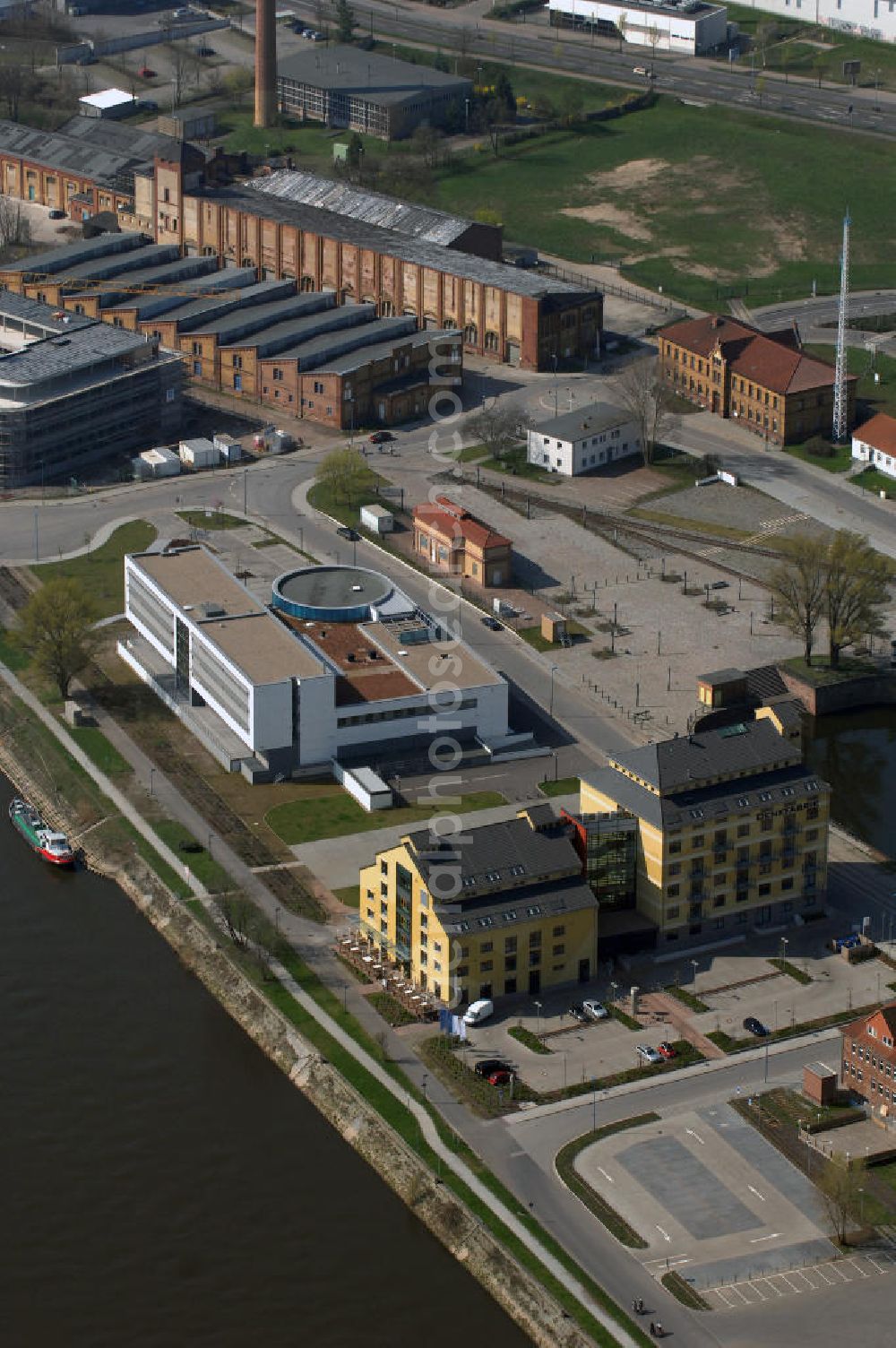 Aerial image MAGDEBURG - Blick auf den Gebäudekomplex der Magdeburger Denkfabrik. Der zum Wissenschaftshafen umgebaute ehemalige Magdeburger Handelshafen beheimat nunmehr auch die sogenannte Denkfabrik. Ursprünglich handelte es sich um ein ehemaliges Speichergebäude und ein früheres Silogebäude. 2006 begannen die Bauarbeiten. Das Speichergebäude wurde weitreichend umgebaut. Das Silogebäude wurde dagegen abgerissen und komplett neu aufgebaut, da dies weniger Zeit in Anspruch nahm. Für den Bau der Denkfabrik wurde 9,5 Millionen Euro veranschlagt, wovon der Großteil aus Fördermitteln kam. Die ehemals seperaten Gebäudeteile wurden durch einen Neubau verbunden.