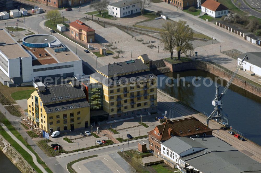 Aerial photograph MAGDEBURG - Blick auf den Gebäudekomplex der Magdeburger Denkfabrik. Der zum Wissenschaftshafen umgebaute ehemalige Magdeburger Handelshafen beheimat nunmehr auch die sogenannte Denkfabrik. Ursprünglich handelte es sich um ein ehemaliges Speichergebäude und ein früheres Silogebäude. 2006 begannen die Bauarbeiten. Das Speichergebäude wurde weitreichend umgebaut. Das Silogebäude wurde dagegen abgerissen und komplett neu aufgebaut, da dies weniger Zeit in Anspruch nahm. Für den Bau der Denkfabrik wurde 9,5 Millionen Euro veranschlagt, wovon der Großteil aus Fördermitteln kam. Die ehemals seperaten Gebäudeteile wurden durch einen Neubau verbunden.