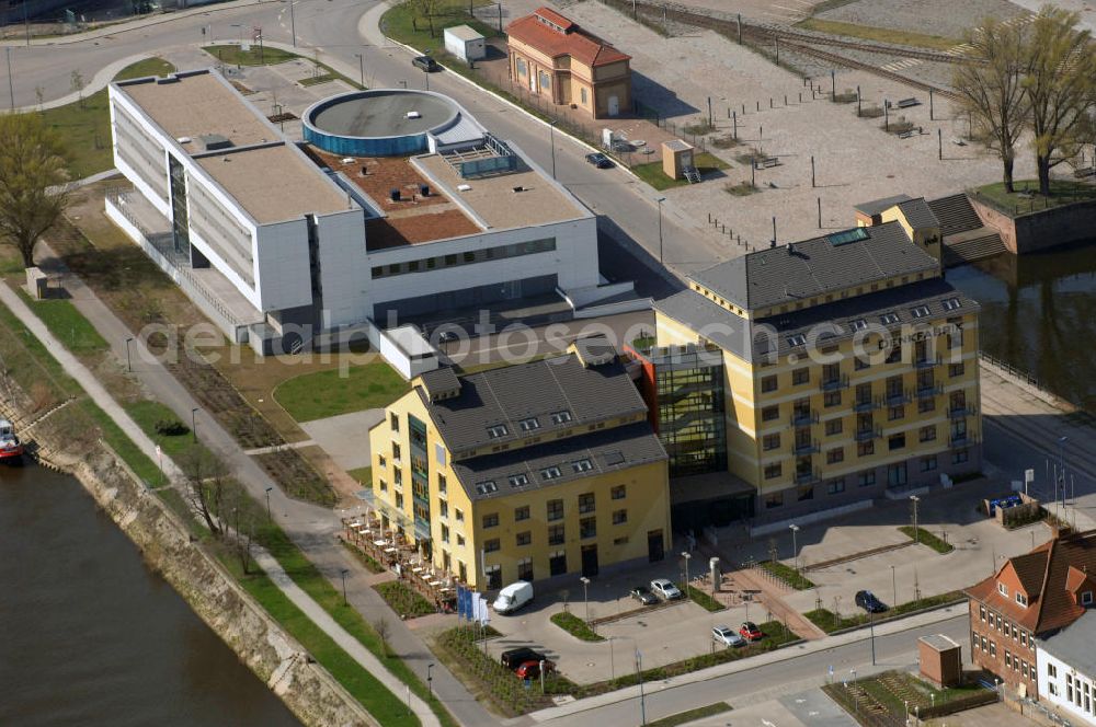 MAGDEBURG from above - Blick auf den Gebäudekomplex der Magdeburger Denkfabrik. Der zum Wissenschaftshafen umgebaute ehemalige Magdeburger Handelshafen beheimat nunmehr auch die sogenannte Denkfabrik. Ursprünglich handelte es sich um ein ehemaliges Speichergebäude und ein früheres Silogebäude. 2006 begannen die Bauarbeiten. Das Speichergebäude wurde weitreichend umgebaut. Das Silogebäude wurde dagegen abgerissen und komplett neu aufgebaut, da dies weniger Zeit in Anspruch nahm. Für den Bau der Denkfabrik wurde 9,5 Millionen Euro veranschlagt, wovon der Großteil aus Fördermitteln kam. Die ehemals seperaten Gebäudeteile wurden durch einen Neubau verbunden.