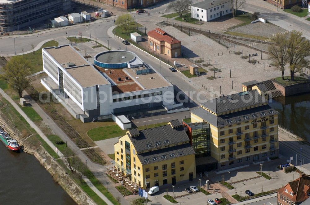 MAGDEBURG from the bird's eye view: Blick auf den Gebäudekomplex der Magdeburger Denkfabrik. Der zum Wissenschaftshafen umgebaute ehemalige Magdeburger Handelshafen beheimat nunmehr auch die sogenannte Denkfabrik. Ursprünglich handelte es sich um ein ehemaliges Speichergebäude und ein früheres Silogebäude. 2006 begannen die Bauarbeiten. Das Speichergebäude wurde weitreichend umgebaut. Das Silogebäude wurde dagegen abgerissen und komplett neu aufgebaut, da dies weniger Zeit in Anspruch nahm. Für den Bau der Denkfabrik wurde 9,5 Millionen Euro veranschlagt, wovon der Großteil aus Fördermitteln kam. Die ehemals seperaten Gebäudeteile wurden durch einen Neubau verbunden.