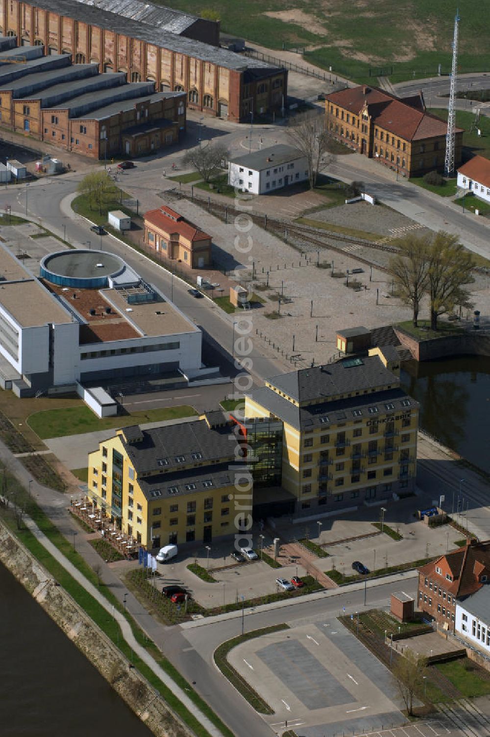 Aerial image MAGDEBURG - Blick auf den Gebäudekomplex der Magdeburger Denkfabrik. Der zum Wissenschaftshafen umgebaute ehemalige Magdeburger Handelshafen beheimat nunmehr auch die sogenannte Denkfabrik. Ursprünglich handelte es sich um ein ehemaliges Speichergebäude und ein früheres Silogebäude. 2006 begannen die Bauarbeiten. Das Speichergebäude wurde weitreichend umgebaut. Das Silogebäude wurde dagegen abgerissen und komplett neu aufgebaut, da dies weniger Zeit in Anspruch nahm. Für den Bau der Denkfabrik wurde 9,5 Millionen Euro veranschlagt, wovon der Großteil aus Fördermitteln kam. Die ehemals seperaten Gebäudeteile wurden durch einen Neubau verbunden.