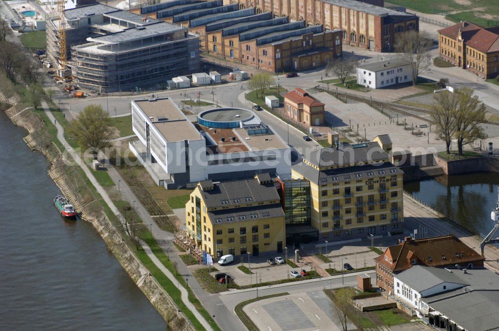 Aerial photograph MAGDEBURG - Blick auf den Gebäudekomplex der Magdeburger Denkfabrik. Der zum Wissenschaftshafen umgebaute ehemalige Magdeburger Handelshafen beheimat nunmehr auch die sogenannte Denkfabrik. Ursprünglich handelte es sich um ein ehemaliges Speichergebäude und ein früheres Silogebäude. 2006 begannen die Bauarbeiten. Das Speichergebäude wurde weitreichend umgebaut. Das Silogebäude wurde dagegen abgerissen und komplett neu aufgebaut, da dies weniger Zeit in Anspruch nahm. Für den Bau der Denkfabrik wurde 9,5 Millionen Euro veranschlagt, wovon der Großteil aus Fördermitteln kam. Die ehemals seperaten Gebäudeteile wurden durch einen Neubau verbunden.