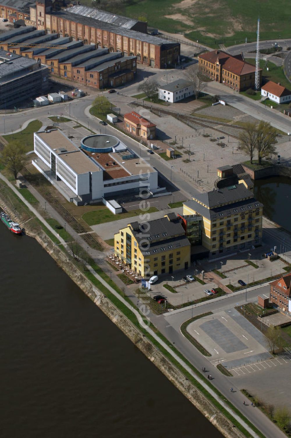 MAGDEBURG from above - Blick auf den Gebäudekomplex der Magdeburger Denkfabrik. Der zum Wissenschaftshafen umgebaute ehemalige Magdeburger Handelshafen beheimat nunmehr auch die sogenannte Denkfabrik. Ursprünglich handelte es sich um ein ehemaliges Speichergebäude und ein früheres Silogebäude. 2006 begannen die Bauarbeiten. Das Speichergebäude wurde weitreichend umgebaut. Das Silogebäude wurde dagegen abgerissen und komplett neu aufgebaut, da dies weniger Zeit in Anspruch nahm. Für den Bau der Denkfabrik wurde 9,5 Millionen Euro veranschlagt, wovon der Großteil aus Fördermitteln kam. Die ehemals seperaten Gebäudeteile wurden durch einen Neubau verbunden.