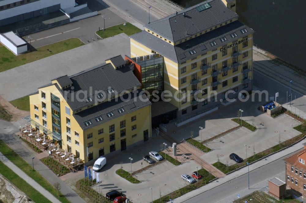 MAGDEBURG from the bird's eye view: Blick auf den Gebäudekomplex der Magdeburger Denkfabrik. Der zum Wissenschaftshafen umgebaute ehemalige Magdeburger Handelshafen beheimat nunmehr auch die sogenannte Denkfabrik. Ursprünglich handelte es sich um ein ehemaliges Speichergebäude und ein früheres Silogebäude. 2006 begannen die Bauarbeiten. Das Speichergebäude wurde weitreichend umgebaut. Das Silogebäude wurde dagegen abgerissen und komplett neu aufgebaut, da dies weniger Zeit in Anspruch nahm. Für den Bau der Denkfabrik wurde 9,5 Millionen Euro veranschlagt, wovon der Großteil aus Fördermitteln kam. Die ehemals seperaten Gebäudeteile wurden durch einen Neubau verbunden.