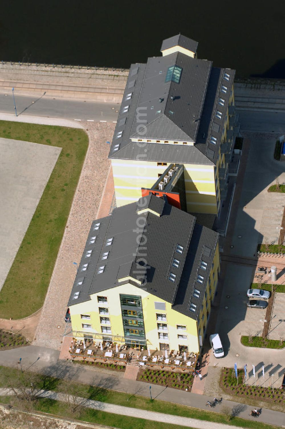 Aerial image MAGDEBURG - Blick auf den Gebäudekomplex der Magdeburger Denkfabrik. Der zum Wissenschaftshafen umgebaute ehemalige Magdeburger Handelshafen beheimat nunmehr auch die sogenannte Denkfabrik. Ursprünglich handelte es sich um ein ehemaliges Speichergebäude und ein früheres Silogebäude. 2006 begannen die Bauarbeiten. Das Speichergebäude wurde weitreichend umgebaut. Das Silogebäude wurde dagegen abgerissen und komplett neu aufgebaut, da dies weniger Zeit in Anspruch nahm. Für den Bau der Denkfabrik wurde 9,5 Millionen Euro veranschlagt, wovon der Großteil aus Fördermitteln kam. Die ehemals seperaten Gebäudeteile wurden durch einen Neubau verbunden.