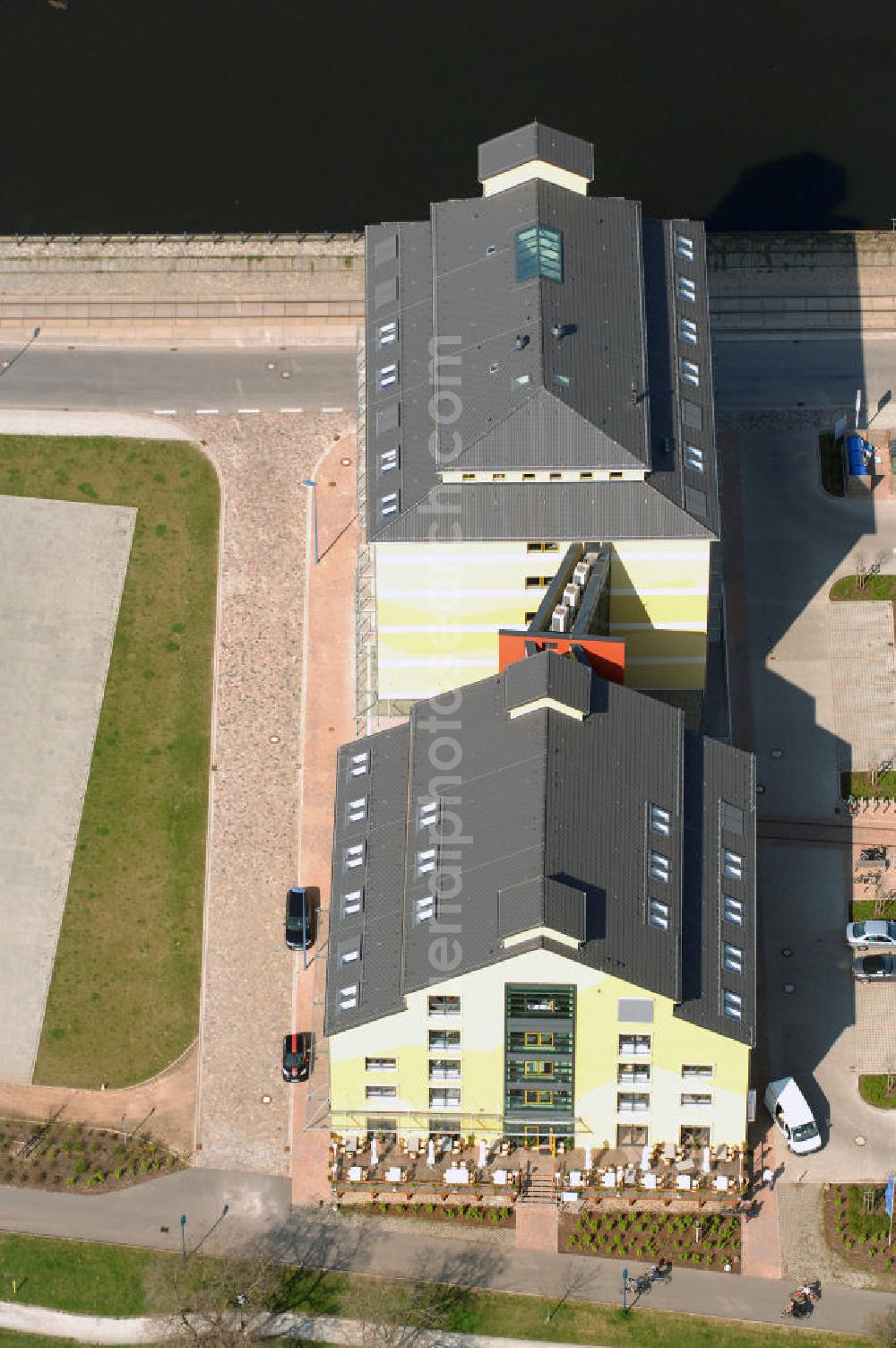 MAGDEBURG from above - Blick auf den Gebäudekomplex der Magdeburger Denkfabrik. Der zum Wissenschaftshafen umgebaute ehemalige Magdeburger Handelshafen beheimat nunmehr auch die sogenannte Denkfabrik. Ursprünglich handelte es sich um ein ehemaliges Speichergebäude und ein früheres Silogebäude. 2006 begannen die Bauarbeiten. Das Speichergebäude wurde weitreichend umgebaut. Das Silogebäude wurde dagegen abgerissen und komplett neu aufgebaut, da dies weniger Zeit in Anspruch nahm. Für den Bau der Denkfabrik wurde 9,5 Millionen Euro veranschlagt, wovon der Großteil aus Fördermitteln kam. Die ehemals seperaten Gebäudeteile wurden durch einen Neubau verbunden.