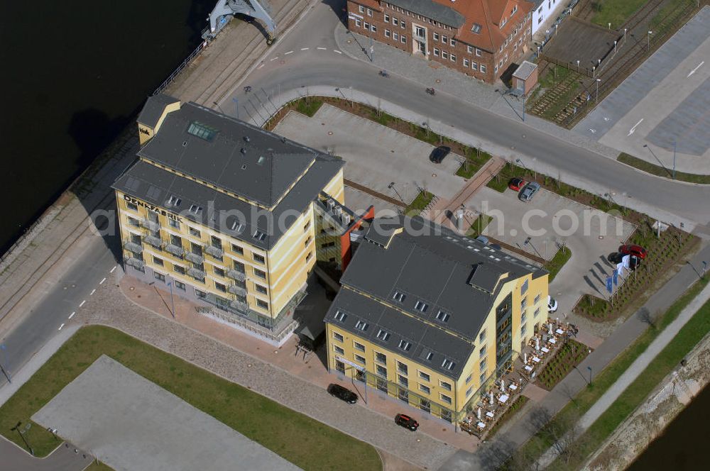 MAGDEBURG from the bird's eye view: Blick auf den Gebäudekomplex der Magdeburger Denkfabrik. Der zum Wissenschaftshafen umgebaute ehemalige Magdeburger Handelshafen beheimat nunmehr auch die sogenannte Denkfabrik. Ursprünglich handelte es sich um ein ehemaliges Speichergebäude und ein früheres Silogebäude. 2006 begannen die Bauarbeiten. Das Speichergebäude wurde weitreichend umgebaut. Das Silogebäude wurde dagegen abgerissen und komplett neu aufgebaut, da dies weniger Zeit in Anspruch nahm. Für den Bau der Denkfabrik wurde 9,5 Millionen Euro veranschlagt, wovon der Großteil aus Fördermitteln kam. Die ehemals seperaten Gebäudeteile wurden durch einen Neubau verbunden.