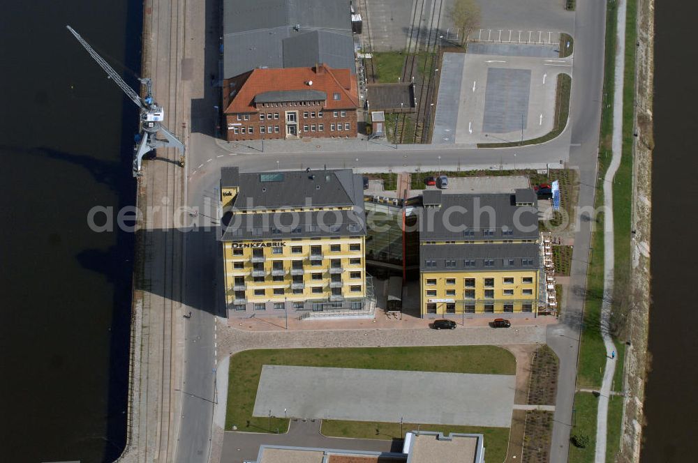 Aerial image MAGDEBURG - Blick auf den Gebäudekomplex der Magdeburger Denkfabrik. Der zum Wissenschaftshafen umgebaute ehemalige Magdeburger Handelshafen beheimat nunmehr auch die sogenannte Denkfabrik. Ursprünglich handelte es sich um ein ehemaliges Speichergebäude und ein früheres Silogebäude. 2006 begannen die Bauarbeiten. Das Speichergebäude wurde weitreichend umgebaut. Das Silogebäude wurde dagegen abgerissen und komplett neu aufgebaut, da dies weniger Zeit in Anspruch nahm. Für den Bau der Denkfabrik wurde 9,5 Millionen Euro veranschlagt, wovon der Großteil aus Fördermitteln kam. Die ehemals seperaten Gebäudeteile wurden durch einen Neubau verbunden.