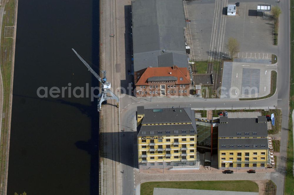 Aerial photograph MAGDEBURG - Blick auf den Gebäudekomplex der Magdeburger Denkfabrik. Der zum Wissenschaftshafen umgebaute ehemalige Magdeburger Handelshafen beheimat nunmehr auch die sogenannte Denkfabrik. Ursprünglich handelte es sich um ein ehemaliges Speichergebäude und ein früheres Silogebäude. 2006 begannen die Bauarbeiten. Das Speichergebäude wurde weitreichend umgebaut. Das Silogebäude wurde dagegen abgerissen und komplett neu aufgebaut, da dies weniger Zeit in Anspruch nahm. Für den Bau der Denkfabrik wurde 9,5 Millionen Euro veranschlagt, wovon der Großteil aus Fördermitteln kam. Die ehemals seperaten Gebäudeteile wurden durch einen Neubau verbunden.