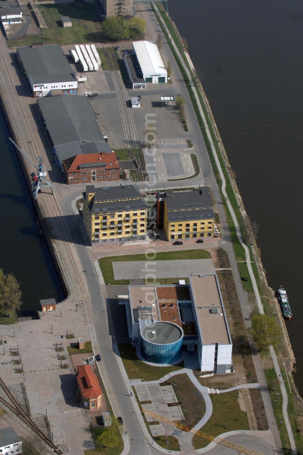 MAGDEBURG from above - Blick auf den Gebäudekomplex der Magdeburger Denkfabrik. Der zum Wissenschaftshafen umgebaute ehemalige Magdeburger Handelshafen beheimat nunmehr auch die sogenannte Denkfabrik. Ursprünglich handelte es sich um ein ehemaliges Speichergebäude und ein früheres Silogebäude. 2006 begannen die Bauarbeiten. Das Speichergebäude wurde weitreichend umgebaut. Das Silogebäude wurde dagegen abgerissen und komplett neu aufgebaut, da dies weniger Zeit in Anspruch nahm. Für den Bau der Denkfabrik wurde 9,5 Millionen Euro veranschlagt, wovon der Großteil aus Fördermitteln kam. Die ehemals seperaten Gebäudeteile wurden durch einen Neubau verbunden.