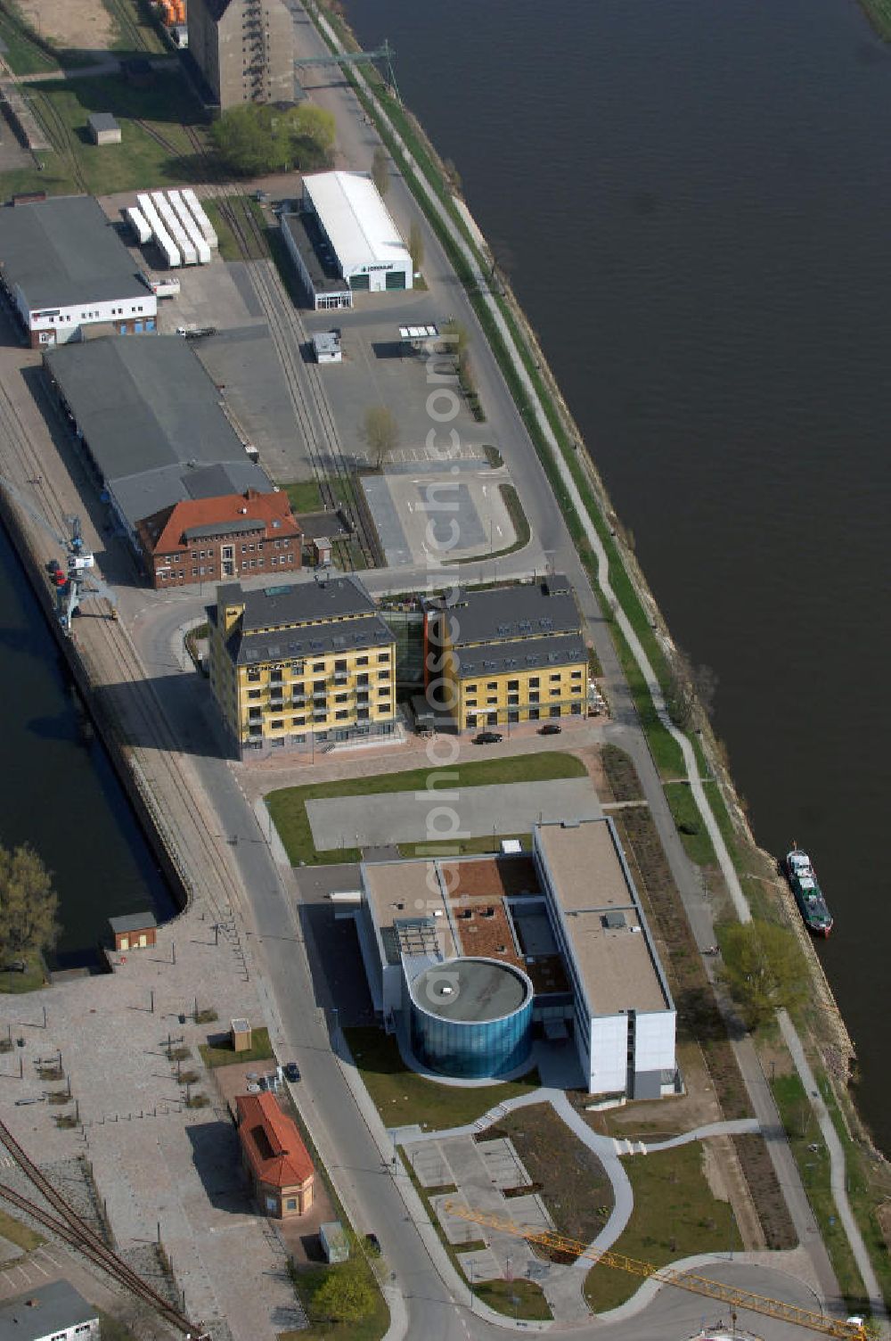 MAGDEBURG from the bird's eye view: Blick auf den Gebäudekomplex der Magdeburger Denkfabrik. Der zum Wissenschaftshafen umgebaute ehemalige Magdeburger Handelshafen beheimat nunmehr auch die sogenannte Denkfabrik. Ursprünglich handelte es sich um ein ehemaliges Speichergebäude und ein früheres Silogebäude. 2006 begannen die Bauarbeiten. Das Speichergebäude wurde weitreichend umgebaut. Das Silogebäude wurde dagegen abgerissen und komplett neu aufgebaut, da dies weniger Zeit in Anspruch nahm. Für den Bau der Denkfabrik wurde 9,5 Millionen Euro veranschlagt, wovon der Großteil aus Fördermitteln kam. Die ehemals seperaten Gebäudeteile wurden durch einen Neubau verbunden.