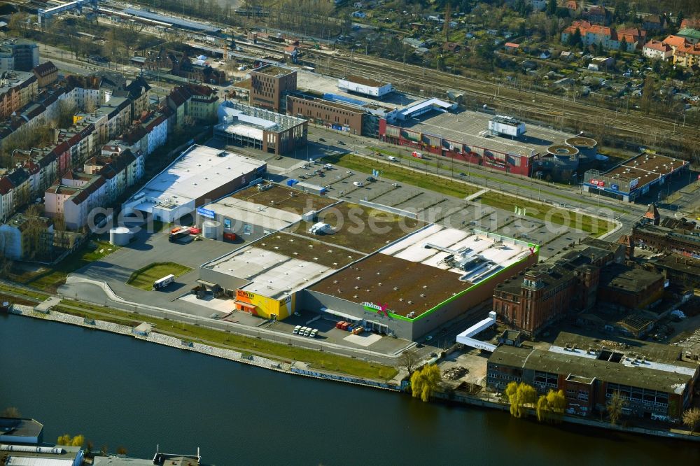 Aerial image Berlin - Building of the store - furniture market moemax - SCONTO and Decathlon Filiale on Schnellerstrasse im Stadtteil Schoeneweide in Berlin in Germany