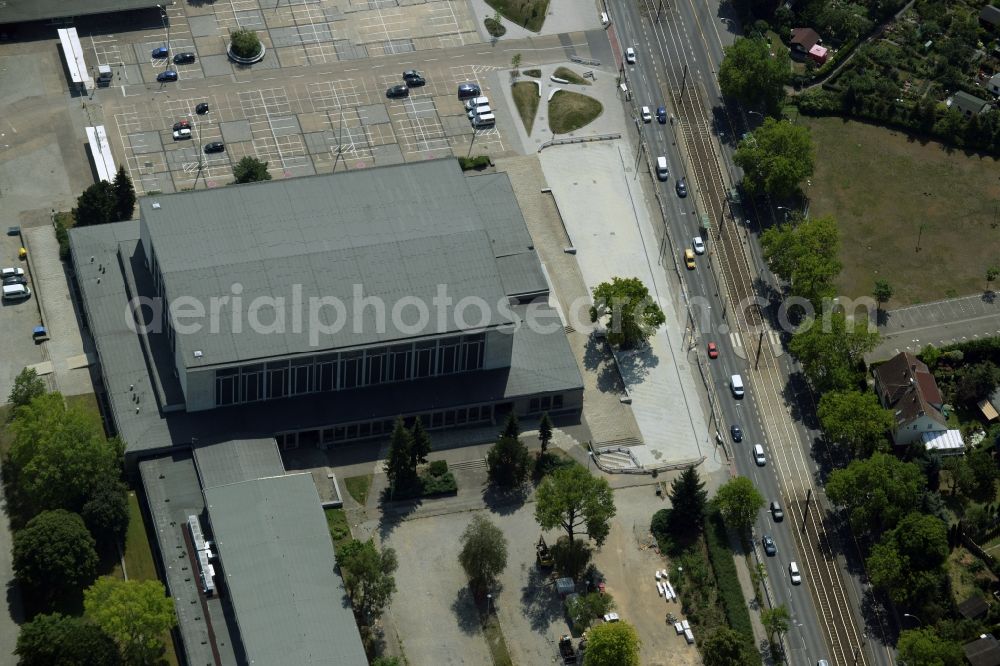 Aerial image Berlin - Building complex and parking lot at the main entrance of the Sportforum Hohenschoenhausen in the Alt-Hohenschoenhausen part of the district of Lichtenberg in Berlin in Germany