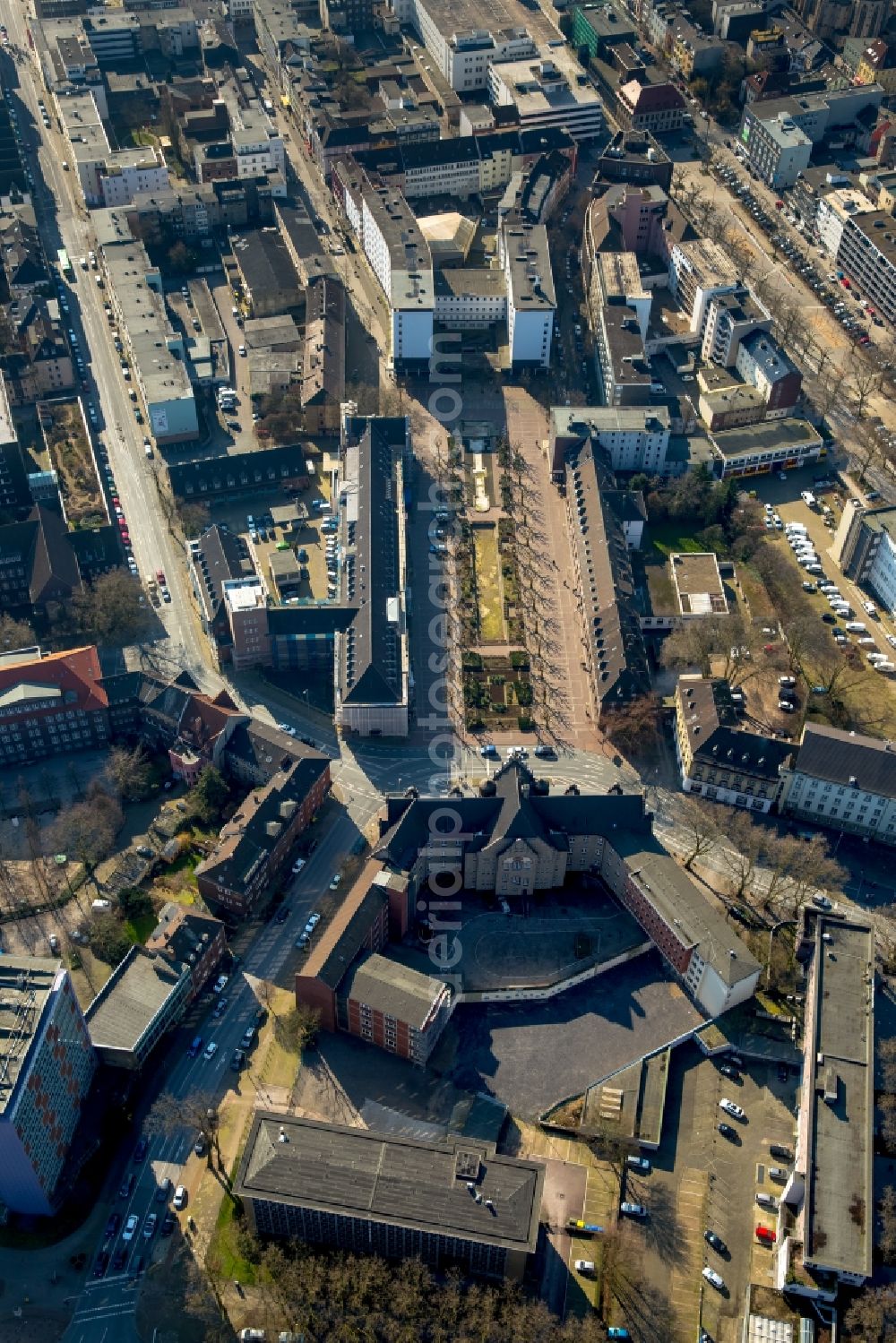 Aerial image Oberhausen - Building complex of the police headquarters on the site of the former prison on the Post Road in Oberhausen in North Rhine-Westphalia. In the background, the Amtsgericht Oberhausen and the tax office Oberhausen South