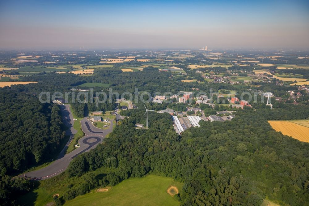 Aerial photograph Selm - Building complex of the police in Selm in the state North Rhine-Westphalia. On the site of the car park a tent city has emerged as asylum reception centers and refugee accommodation