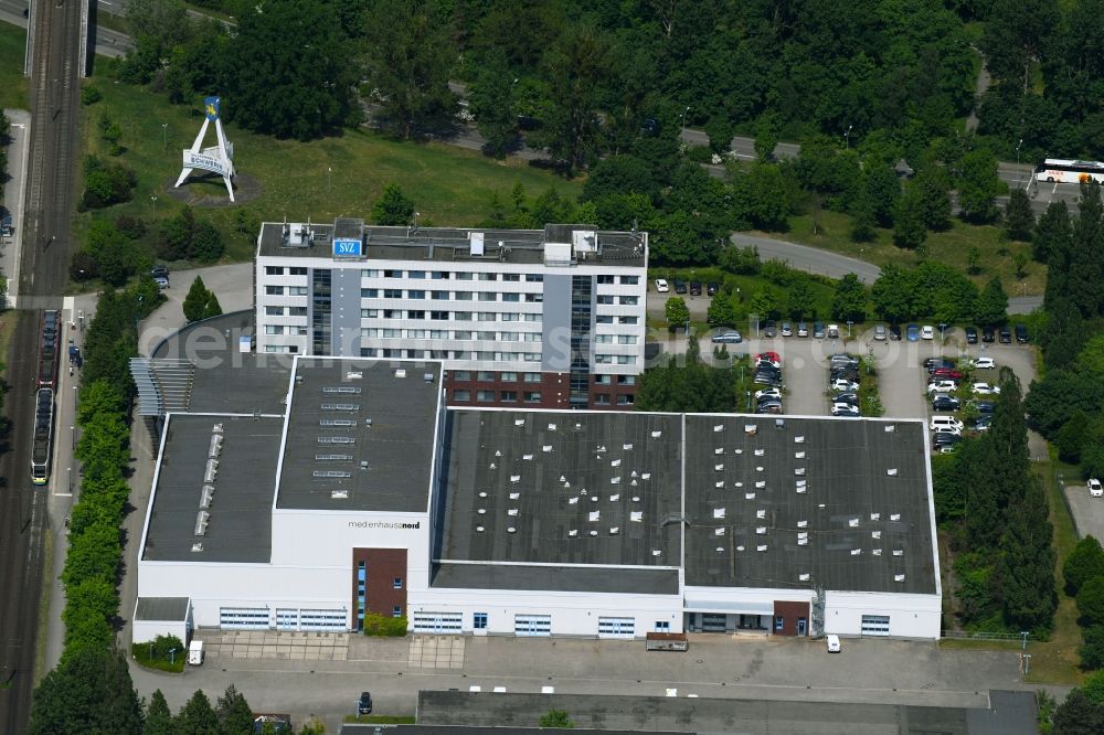 Aerial photograph Schwerin - Publishing house complex of the press and media house Medienhaus Nord on Gutenbergstrasse in Schwerin in the state Mecklenburg - Western Pomerania, Germany