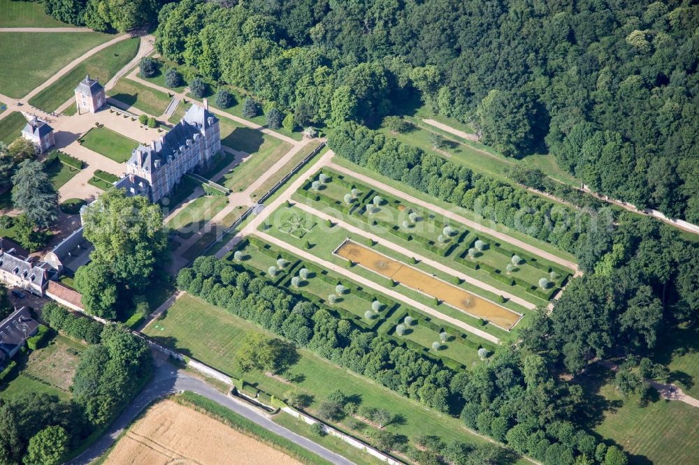 Aerial photograph Huisseau-en-Beauce - Building complex in the park of the castle La Basse Cour in Huisseau-en-Beauce in Centre-Val de Loire, France