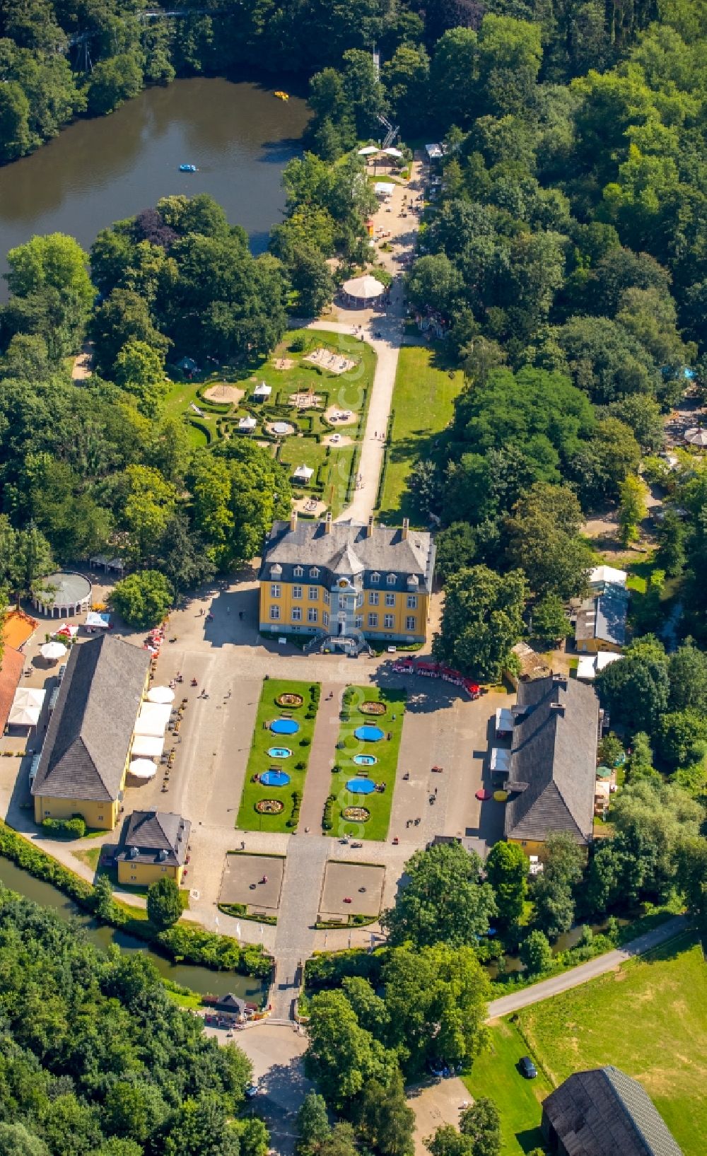 Bottrop from above - Building complex in the park of the castle Beck in Bottrop in the state North Rhine-Westphalia