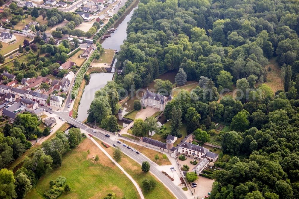 Aerial image Vitry-aux-Loges - Building complex in the park of the castle in Vitry-aux-Loges in Centre-Val de Loire, France