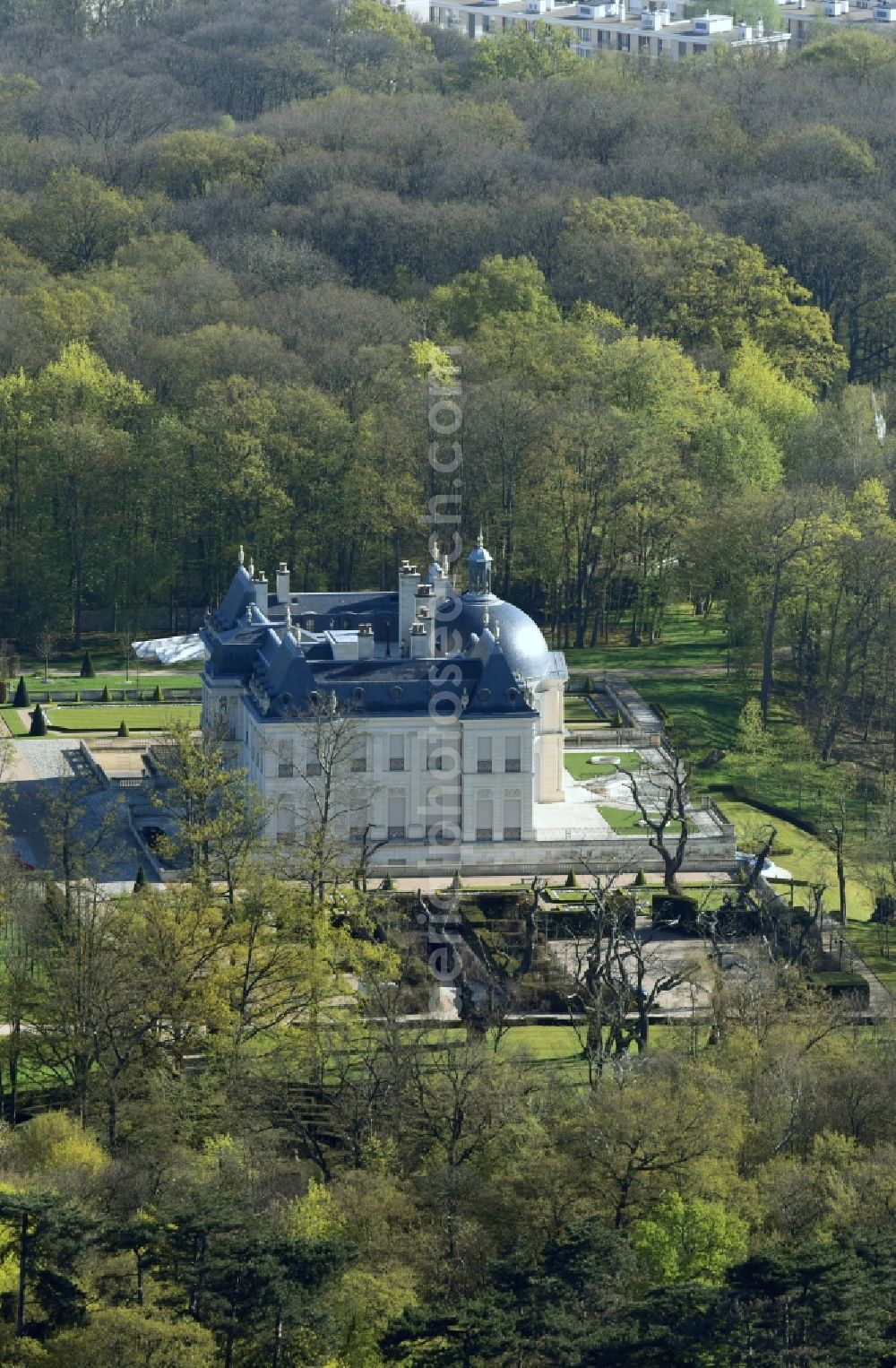 Louveciennes from the bird's eye view: Building complex in the park of the castle Chateau Louis XIV Sci Chemin des Gressets in Louveciennes in Ile-de-France, France