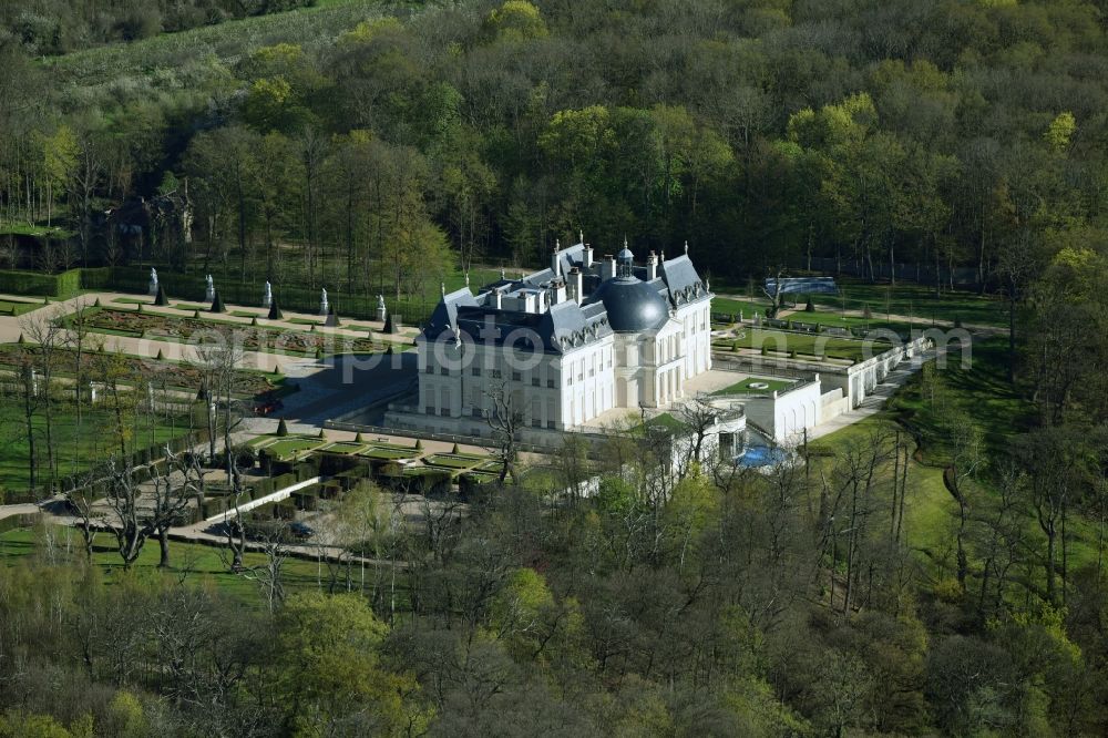 Aerial photograph Louveciennes - Building complex in the park of the castle Chateau Louis XIV Sci Chemin des Gressets in Louveciennes in Ile-de-France, France