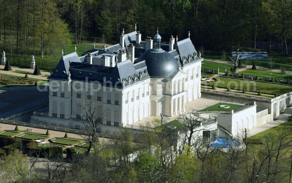 Louveciennes from the bird's eye view: Building complex in the park of the castle Chateau Louis XIV Sci Chemin des Gressets in Louveciennes in Ile-de-France, France