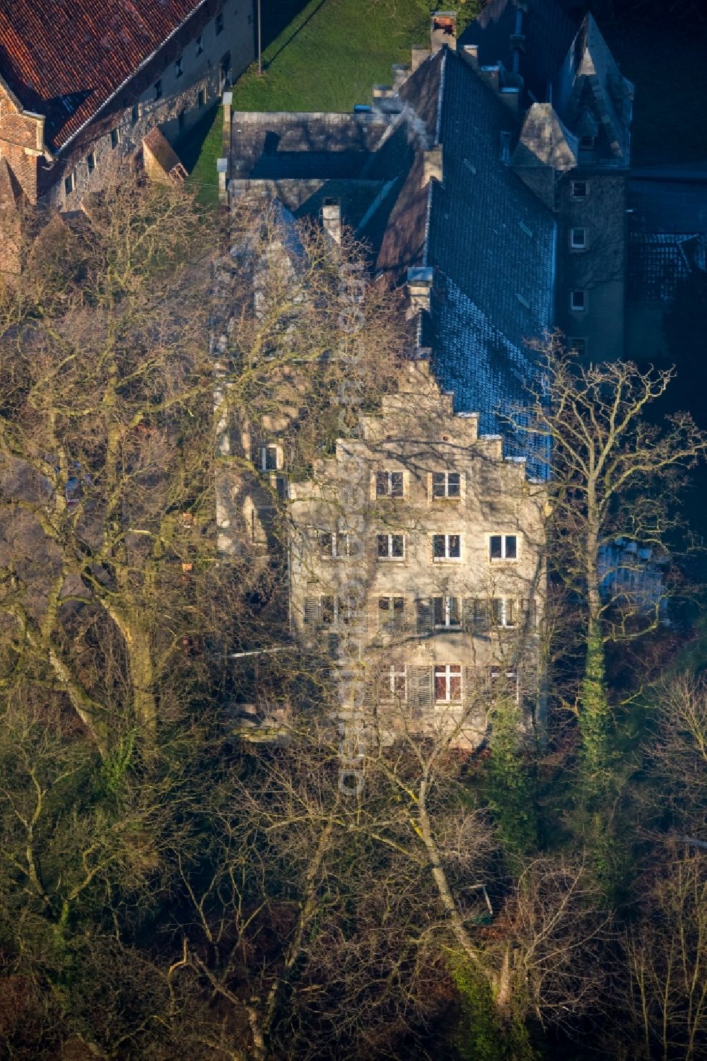 Hamm from above - Building complex in the park of the castle Ermelinghoff Geinegge in Hamm in the state North Rhine-Westphalia