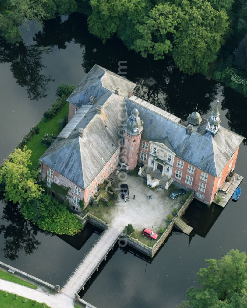 Aerial photograph Sande - Building complex in the park of the watercastle Goedens in Sande in the state Lower Saxony