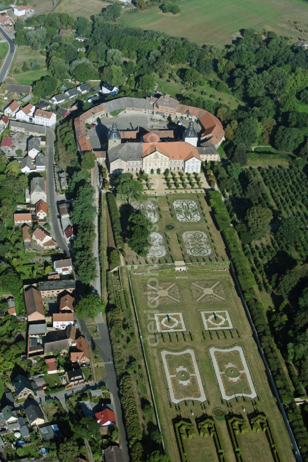 Aerial photograph Hundisburg - Building complex in the park of the castle Hundisburg in Hundisburg in the state Saxony-Anhalt