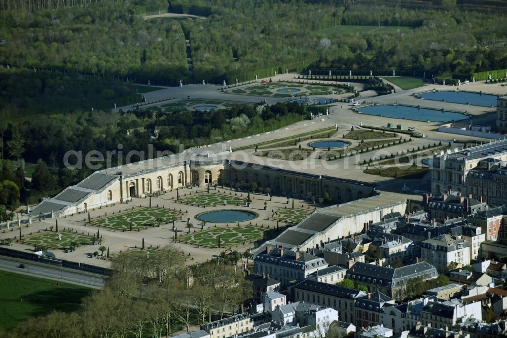 Aerial photograph Versailles - Building complex in the park of the castle Schloss Versailles am Place d'Armes in Versailles in Ile-de-France, France